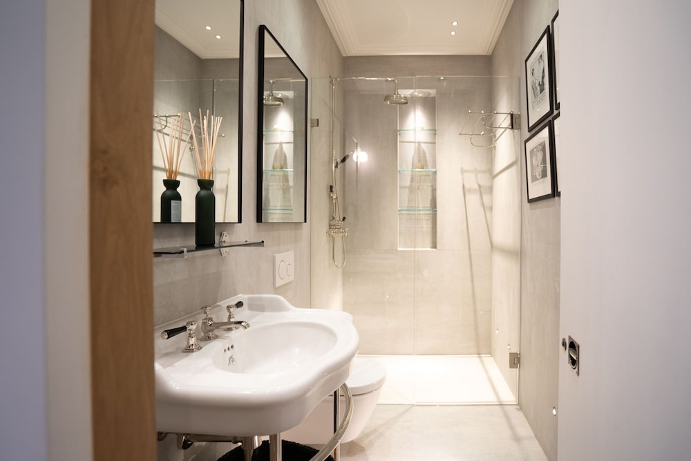 Cadogan Square - 2 Bedroom Apartment V