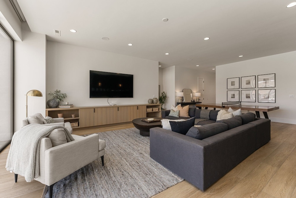 Luxury Beachside 7 Bedroom Home
