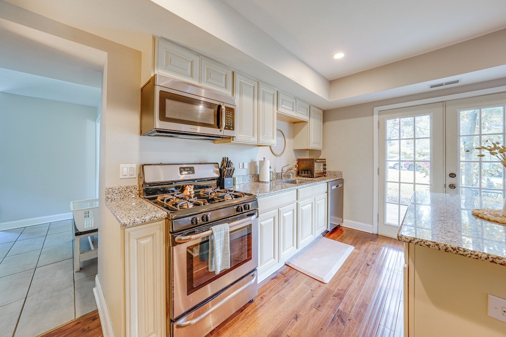 Fire Pit & Grill: Family Home on Fox River Trail!