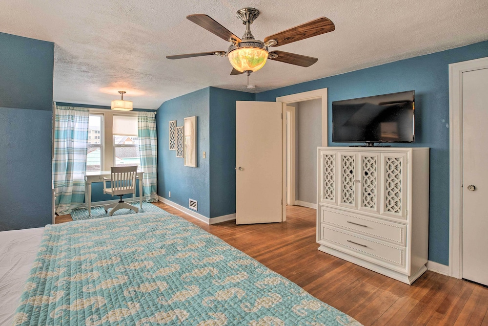 Seaside Cottage With Hot Tub: Walk to the Beaches! view 3