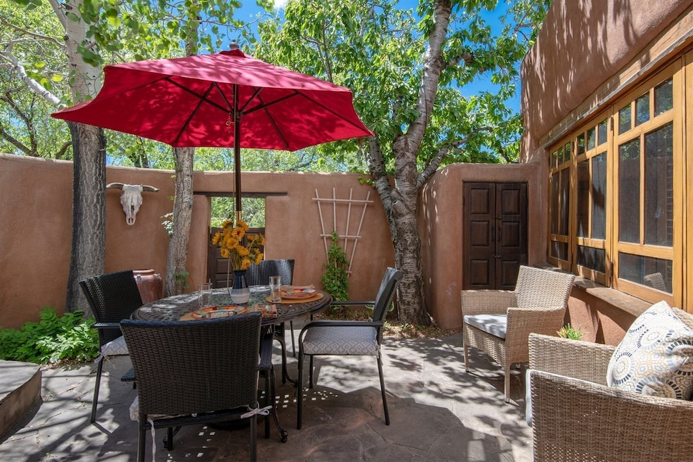 Buena Suerte - Quintessential Eastside Pied-a-terre, Fabulous Views and Patios, Kiva Fireplace, Walk to Canyon Rd. and the Plaza