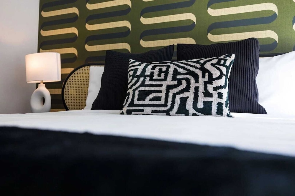2 Modern Apartments in Heart of Midtown, Walkable Location Patio, Pool & Gym