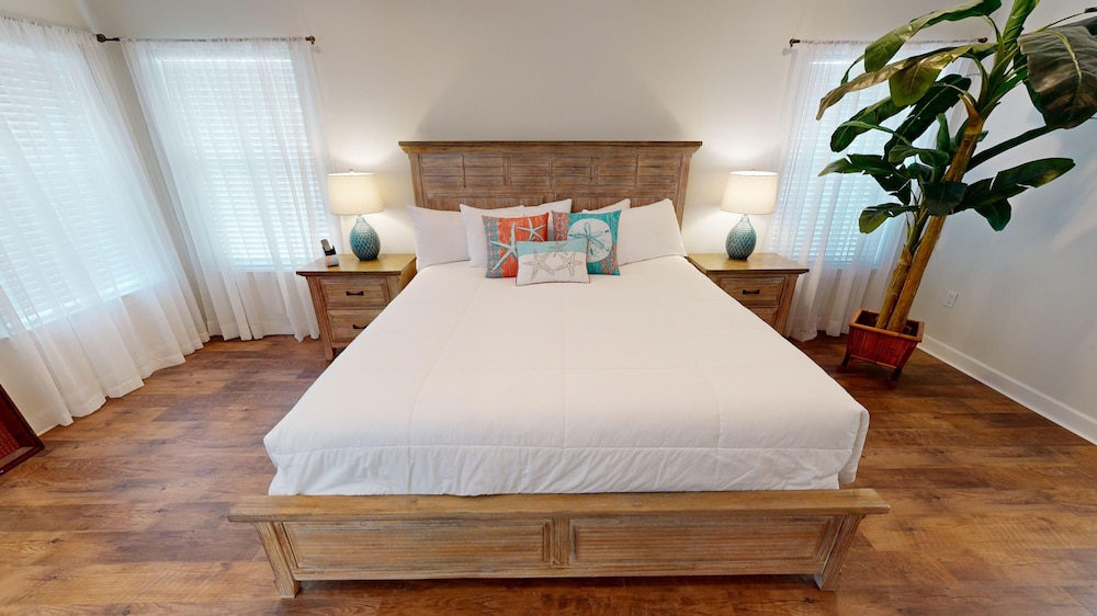 Miramar Palms #5 3 Bedroom Condo by RedAwning view 2