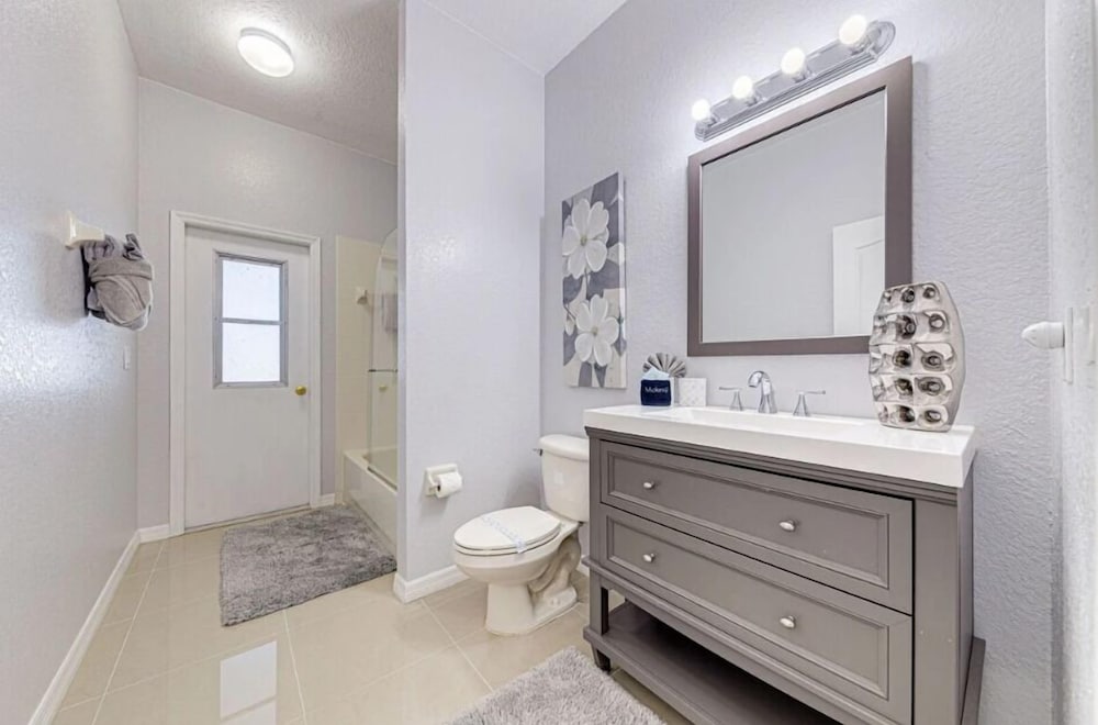 Elegant 4Br Retreat W/ Stylish Interior & Kitchen
