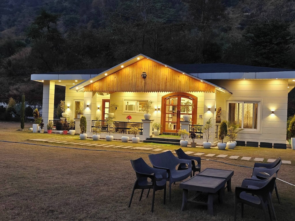 The Paradise - Luxury 3BR Villa Near the Airport in Dehradun