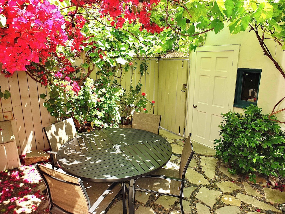 Belmont Shore Coastal Cottage - Cozy Home for 6 - 2 Blocks to Beach