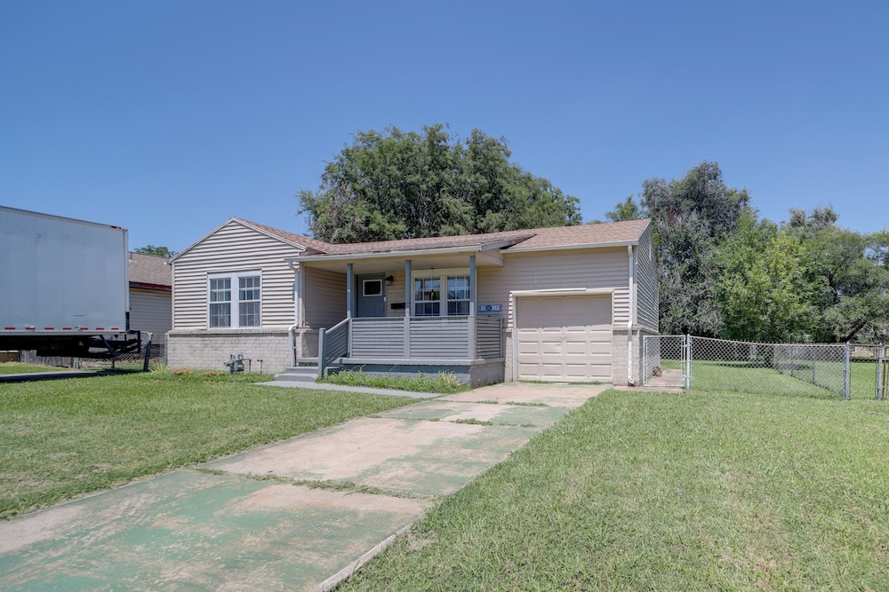 1 Mi to Tulsa Arts District: Home w/ Yard!