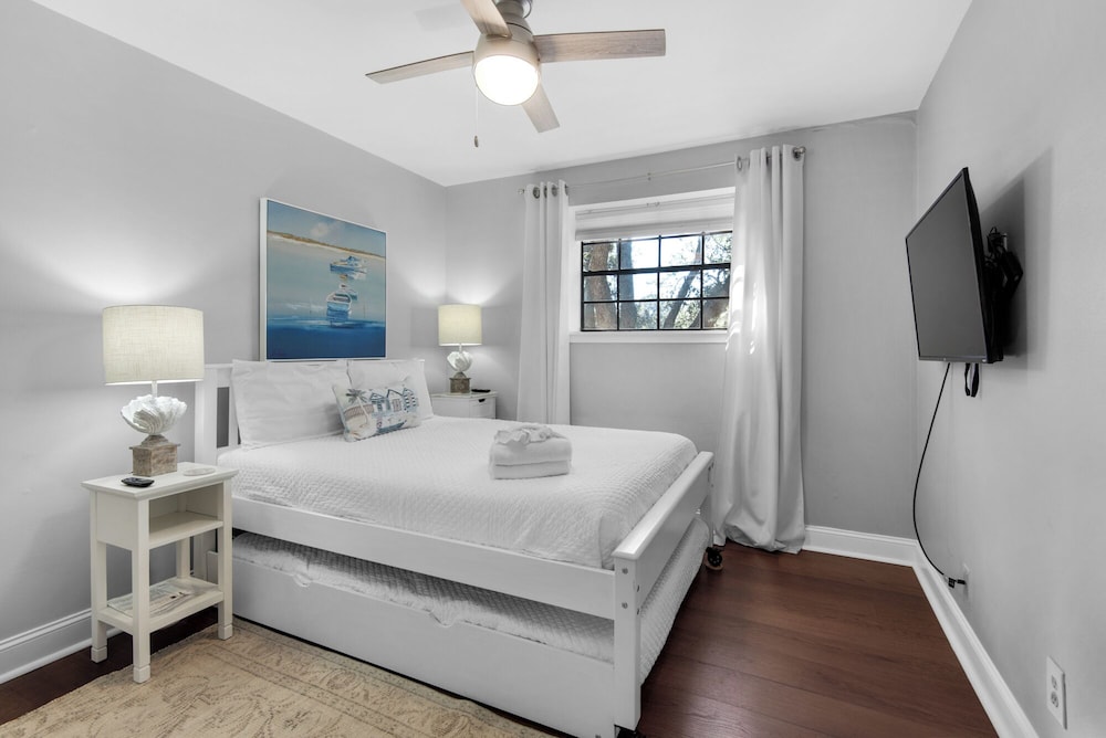 Sleeps 8 w/ Resort Pools, Tennis, Golf & Beach Access + Attraction Tickets!