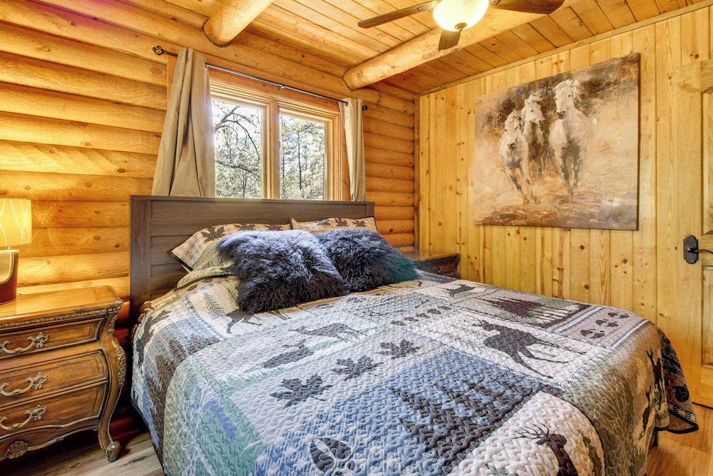 2 Mi to Show Low Lake: Log Cabin w/ Large Yard!