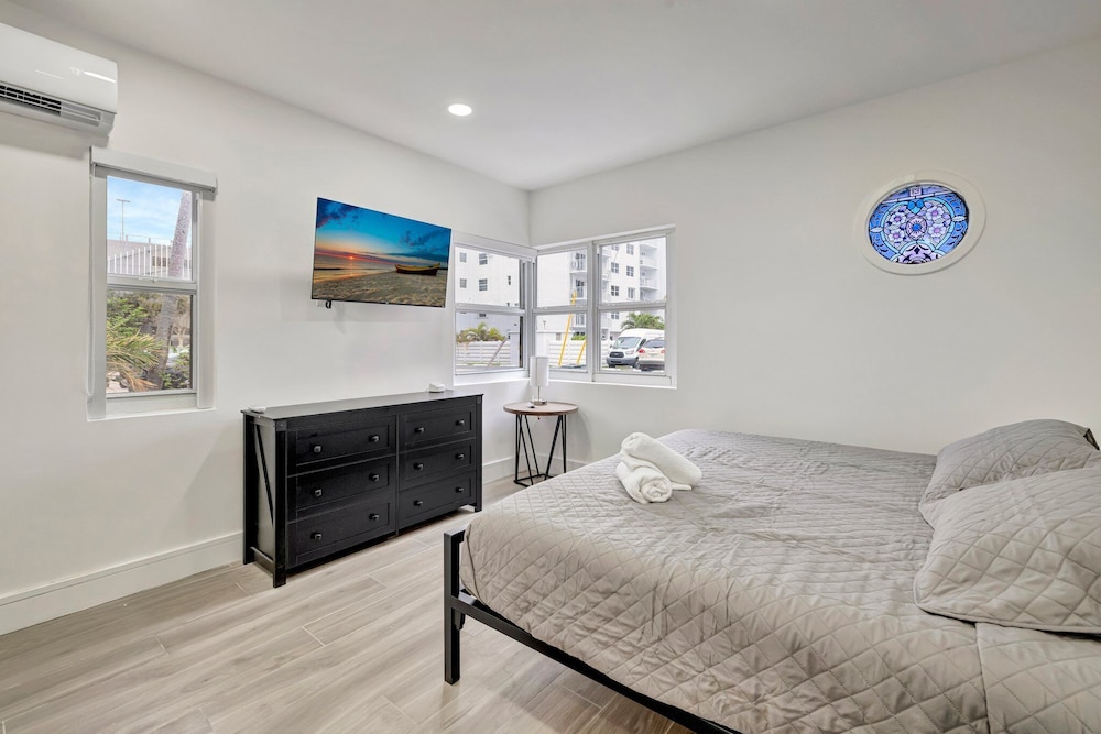 Sophisticated 2BR1BA Short Walk to Beach