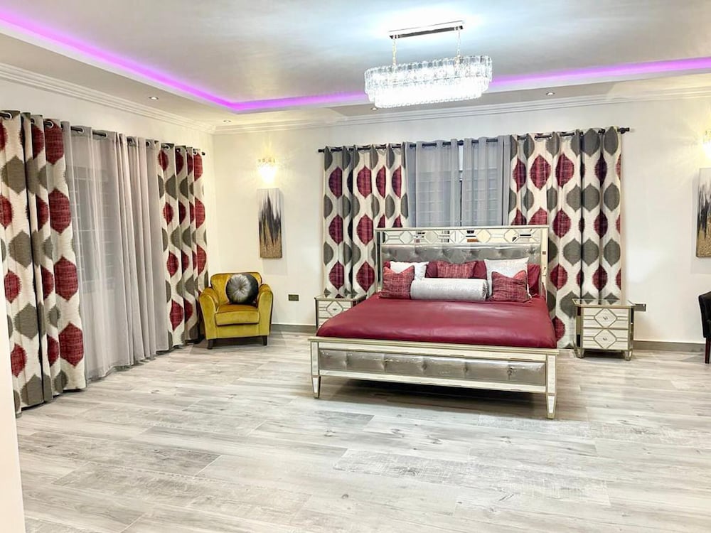 2 Bed Apartment Sleeps 4 - Jacuzzi, Parking, Wifi view 3