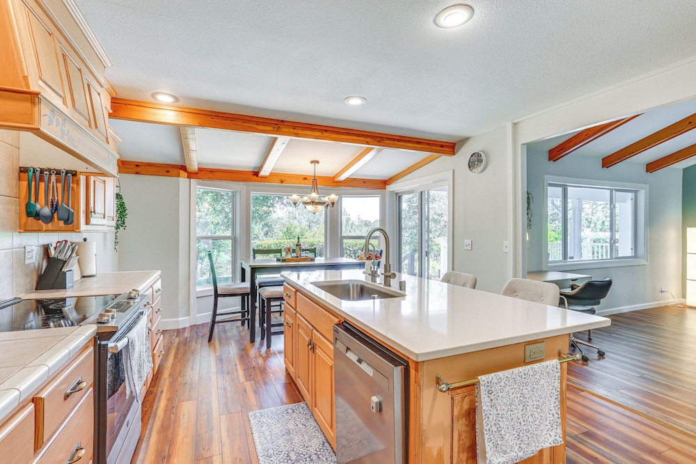 8-acre Retreat: Pool & Stunning Mt Lassen View!