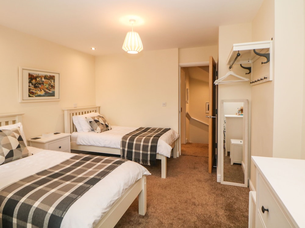 1 Knowleston House