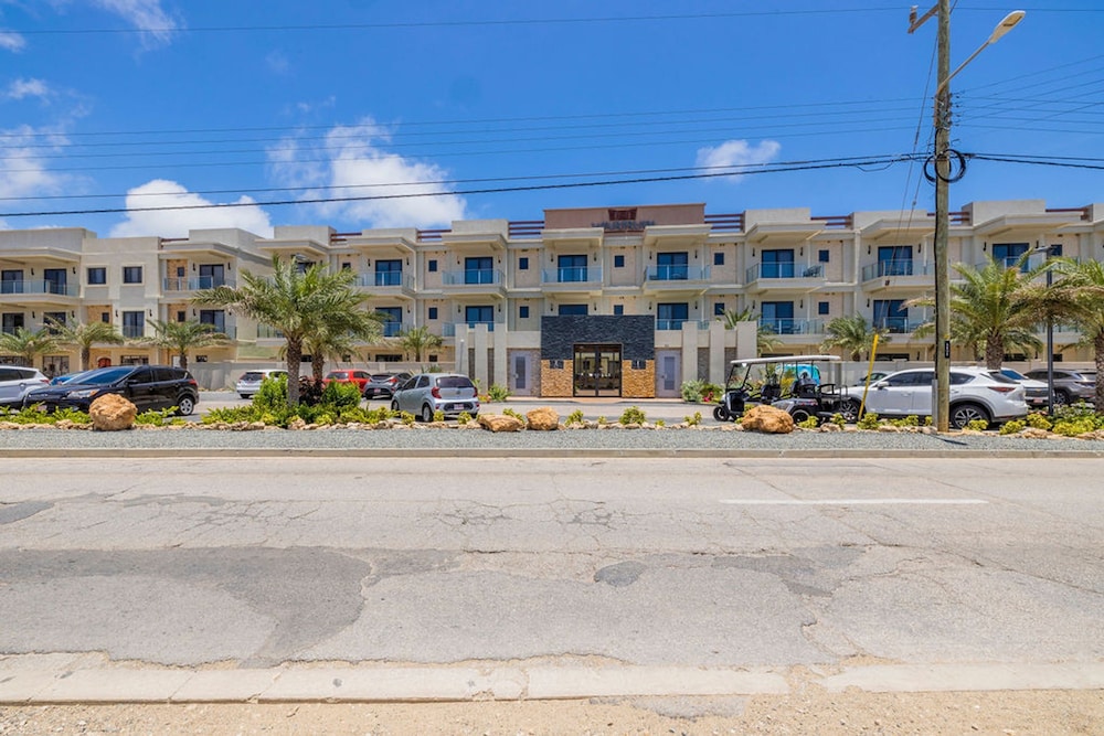 NEW Modern 2BR 2BA Condo w Gym Pool BBQ Parking
