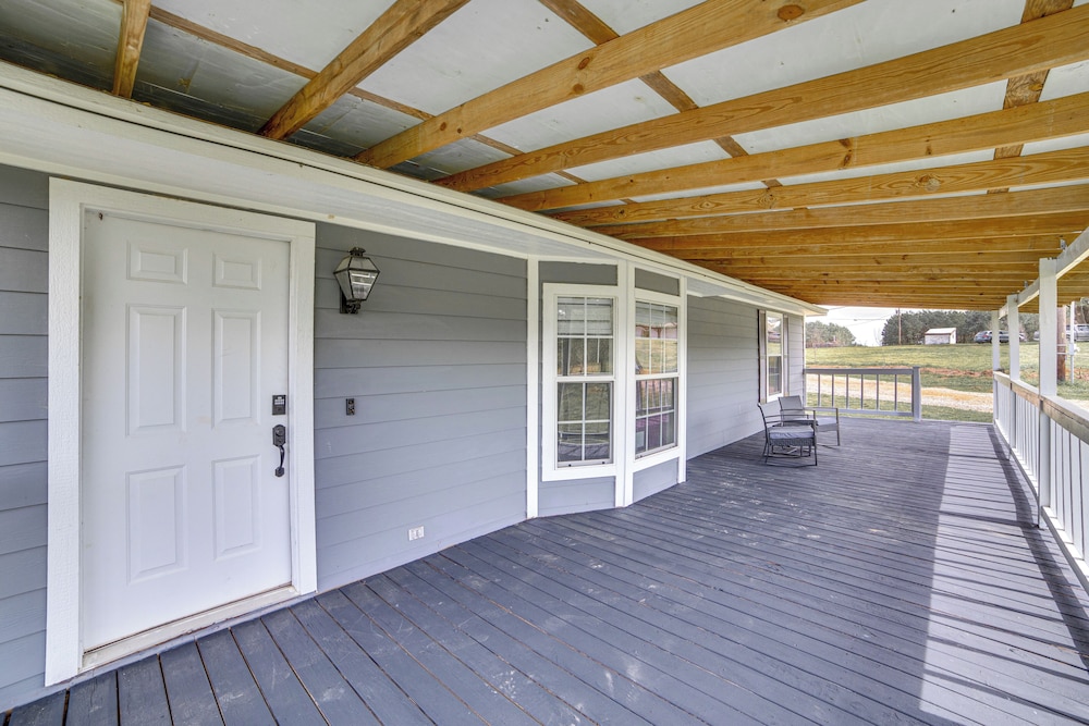 2 Mi to Lake Monticello: Home w/ Large Decks!
