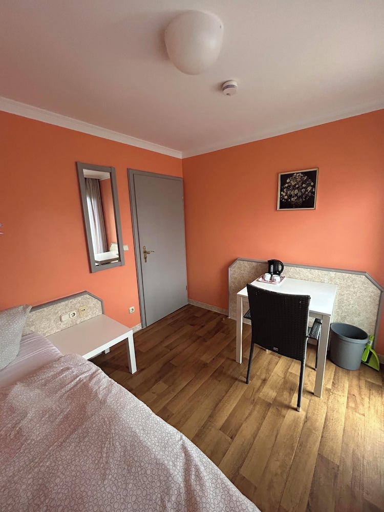 2-Rent Group Hostel Rooms AUB162