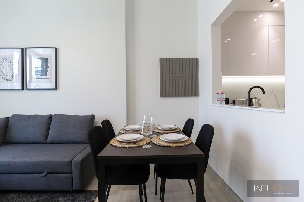 WelHome - Dubai Delight: Luxe Living 1BR at Binghatti Luna