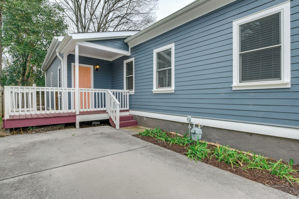1 Mi to Dtwn: Home w/ Backyard in Raleigh!