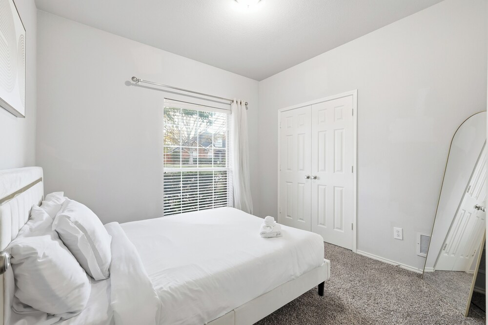 Lux Cozy 5B2B Home for Families