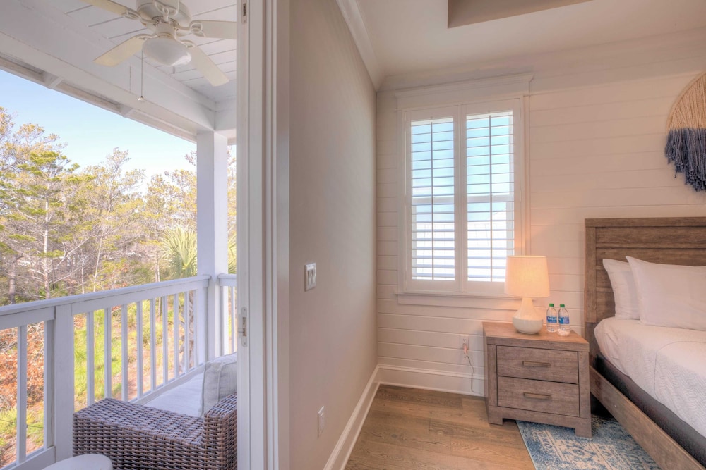 Coconut Cove by Avantstay Deck w/ Hot Tub, Access to 2 Pools
