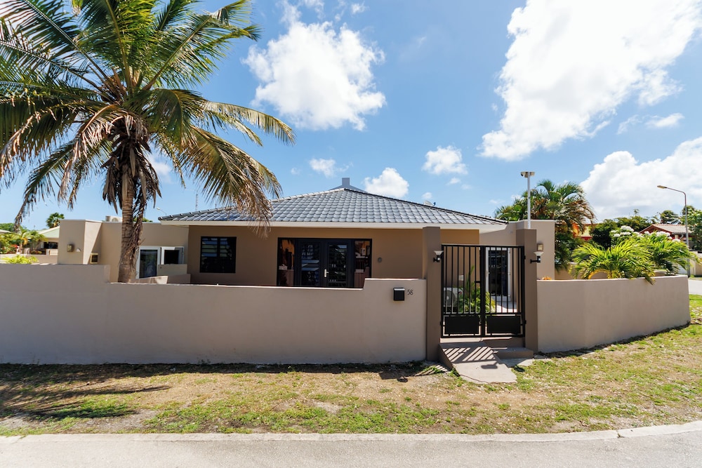 Las Palmeras Apartments