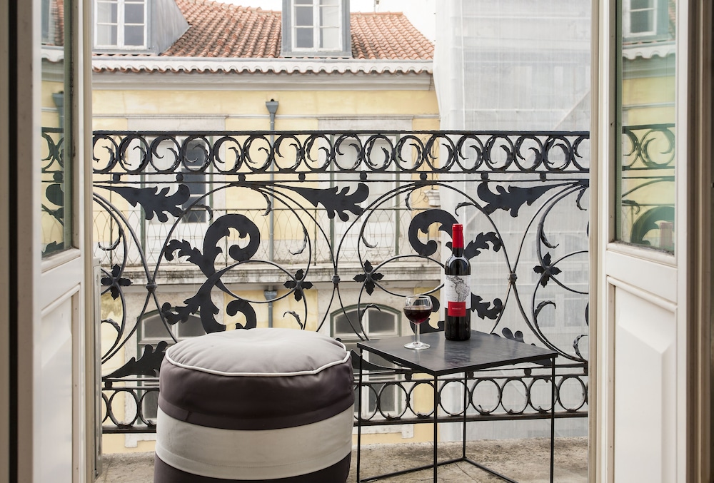 JOIVY Stylish 2BR Apt w/balcony at the heart of Baixa