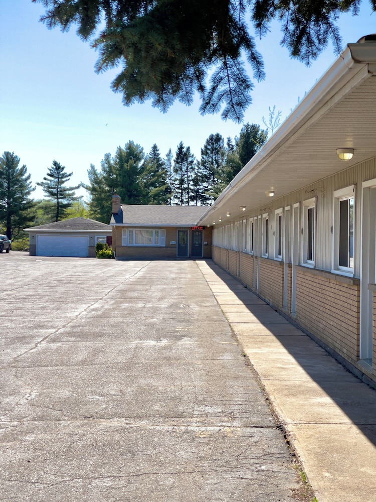 Adams Motel