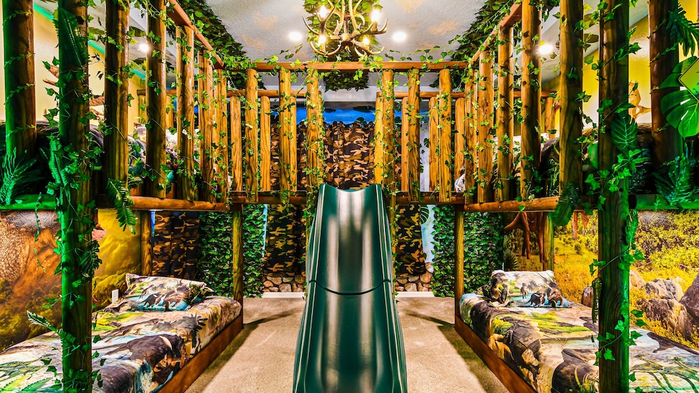 Family Oasis With Themed Rooms & Private Pool