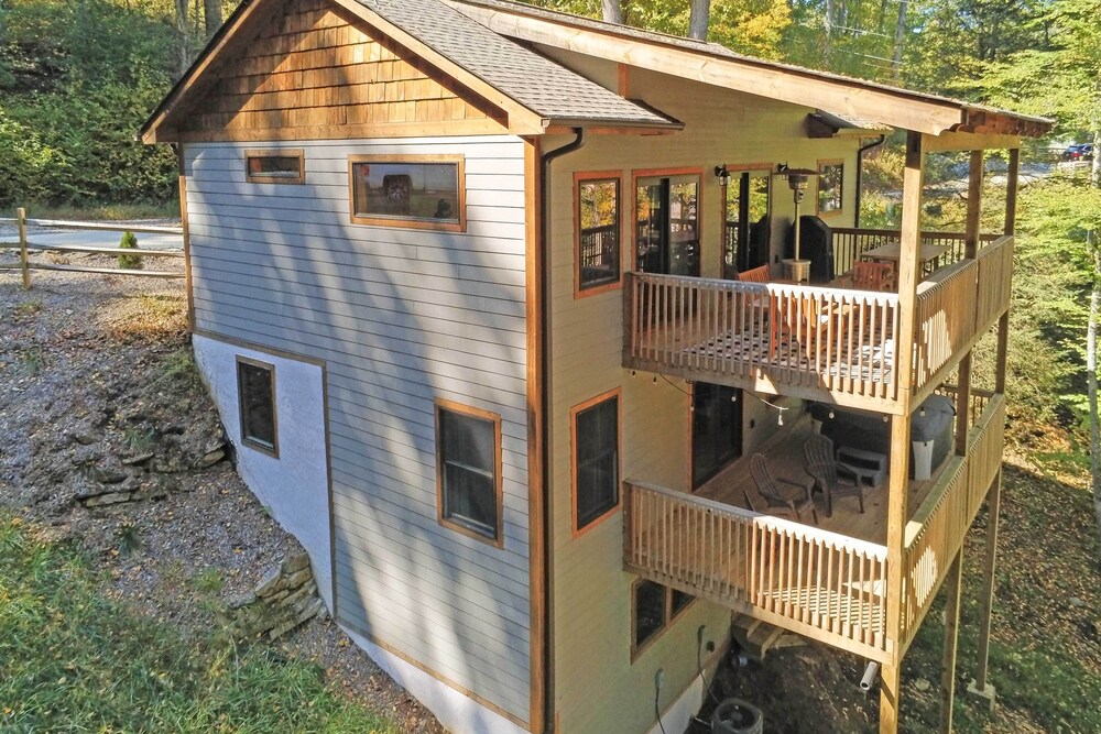 Treetop Cabin w/ Hot Tub, Near Appalachian Ski