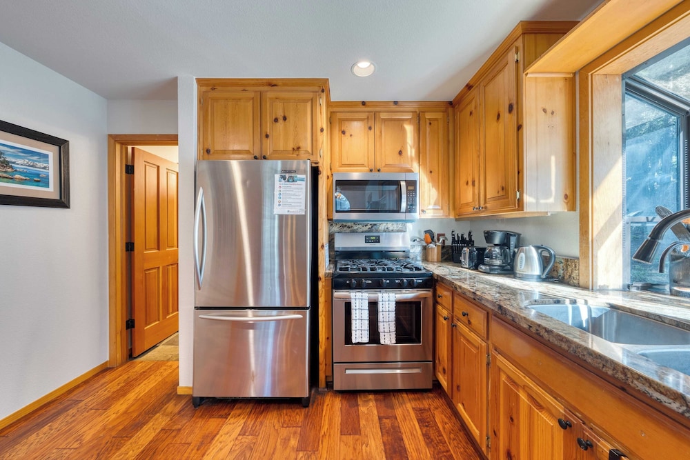 Cozy Escape w/ Hot Tub + Deck & Access to Tahoe Donner & Skiing Alpenglow Chalet by Avantstay