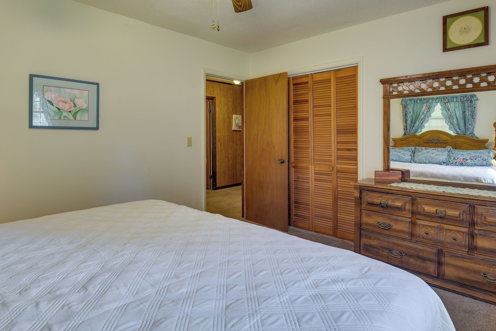 Vintage Chipley Getaway on Large Private Property - Property Image 24