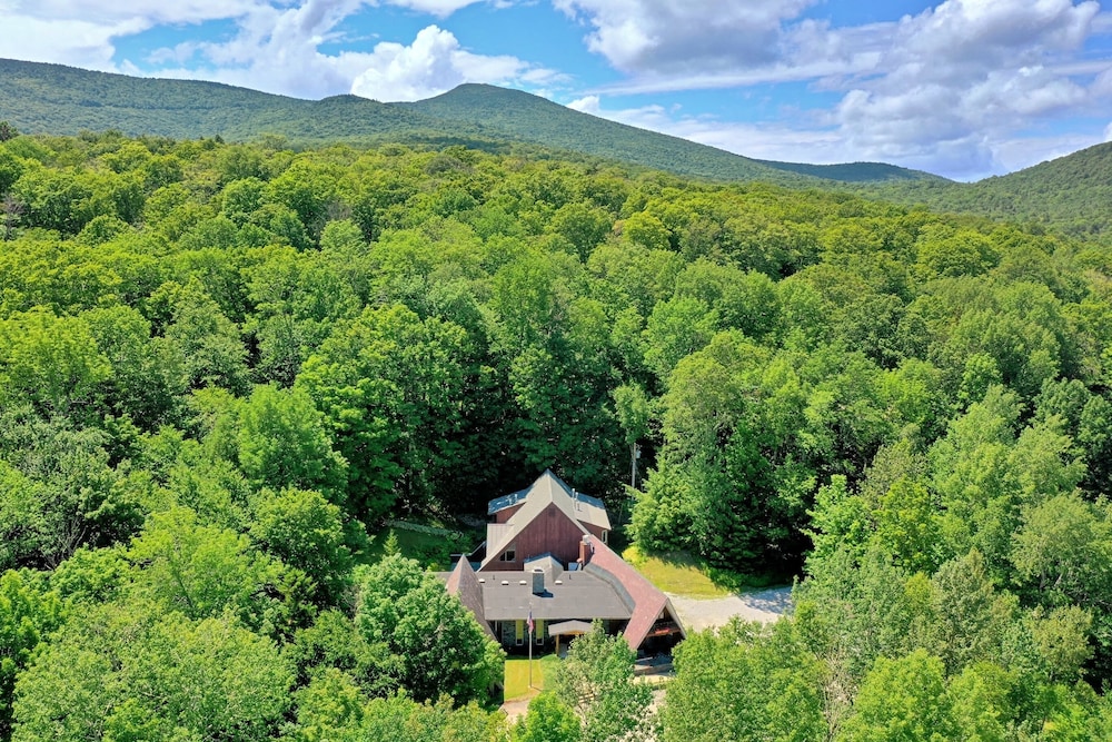 Rent An Inn! Takeover The Birch Ridge W/ Your Group. Mountain Lodge: 11 Rooms, Bar, Fireplace. 28ppl 11 Bedroom Home