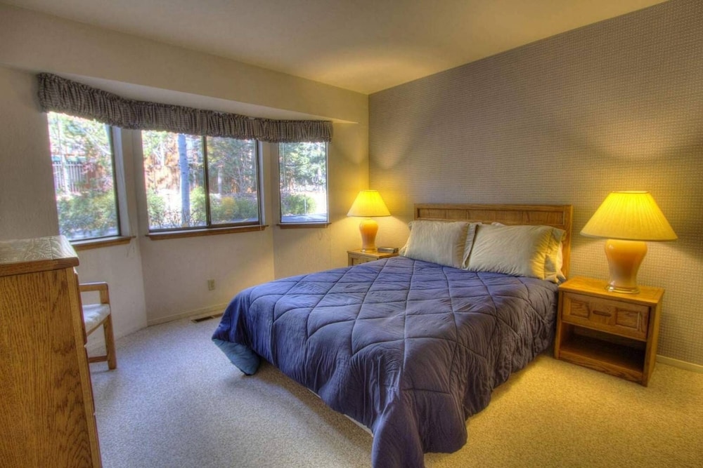 Lake Tahoe Vacations - Ski Lake Lodge 3 Bedroom Home by RedAwning - Property Image 4