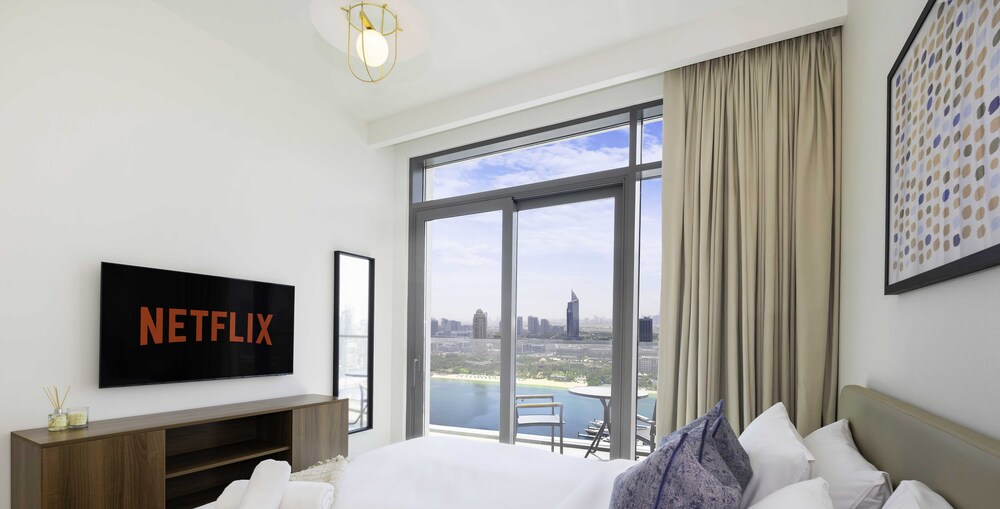 LUX The Marina Vista Beachfront Suite 2