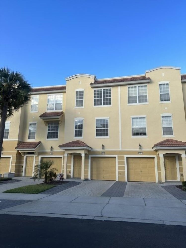 Vista Cay Luxury Serenity. 2 Bedroom Townhouse by RedAwning