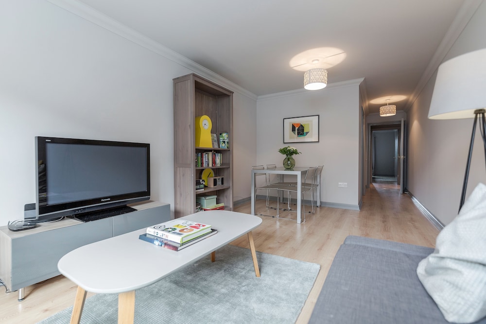 Hoxton 2 Bed Apartment by BaseToGo