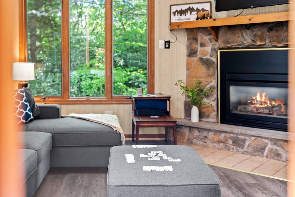 Harmony Ridge by Avantstay Large Deck w Hot Tub Forest Views