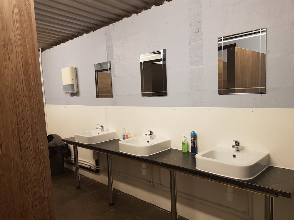 Roaches Bunkhouse - Hostel view 3