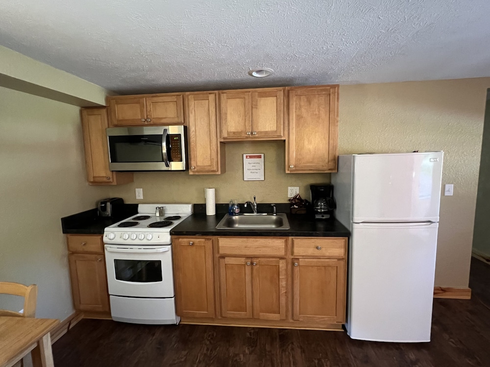 Tahquamenon Suites Lodging