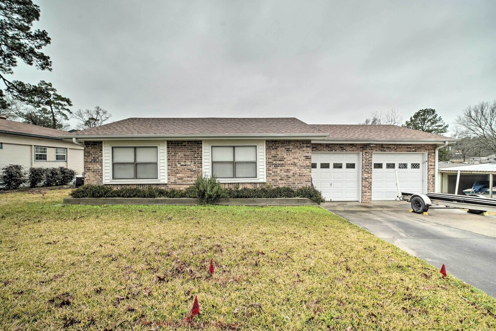 Lake Livingston Hideaway w/ Dock + Gas Grill! view 5