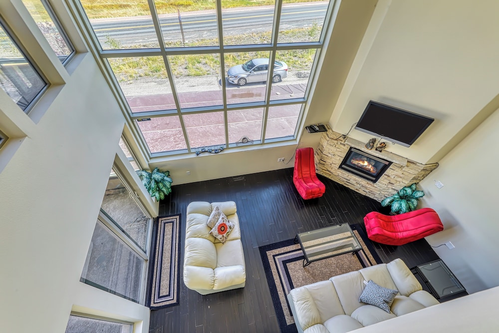 Modern 1BR Mountain View Balcony Steps to Lift