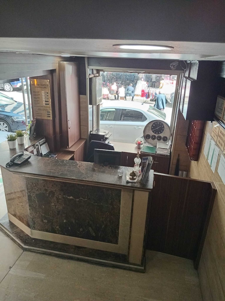 Lal Hotel