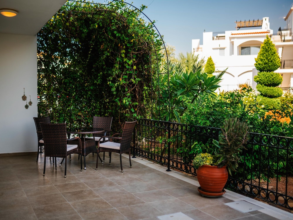 Sunny and Family Friendly Apartment Directly at the Pool