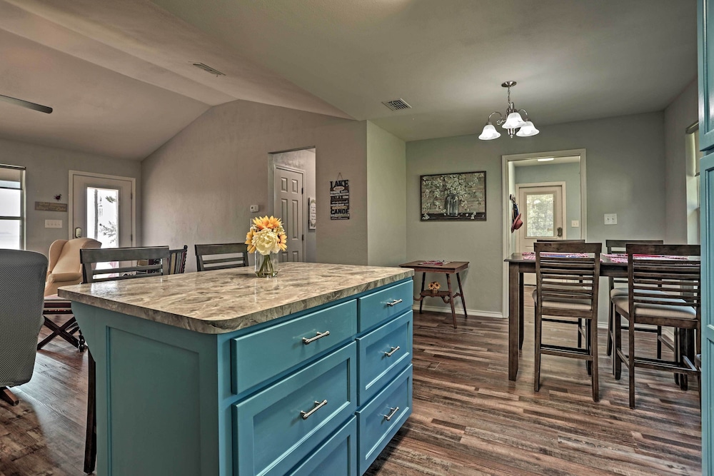 Relaxing Texas Getaway, 1 Mile to Boat Ramp! - Property Image 10