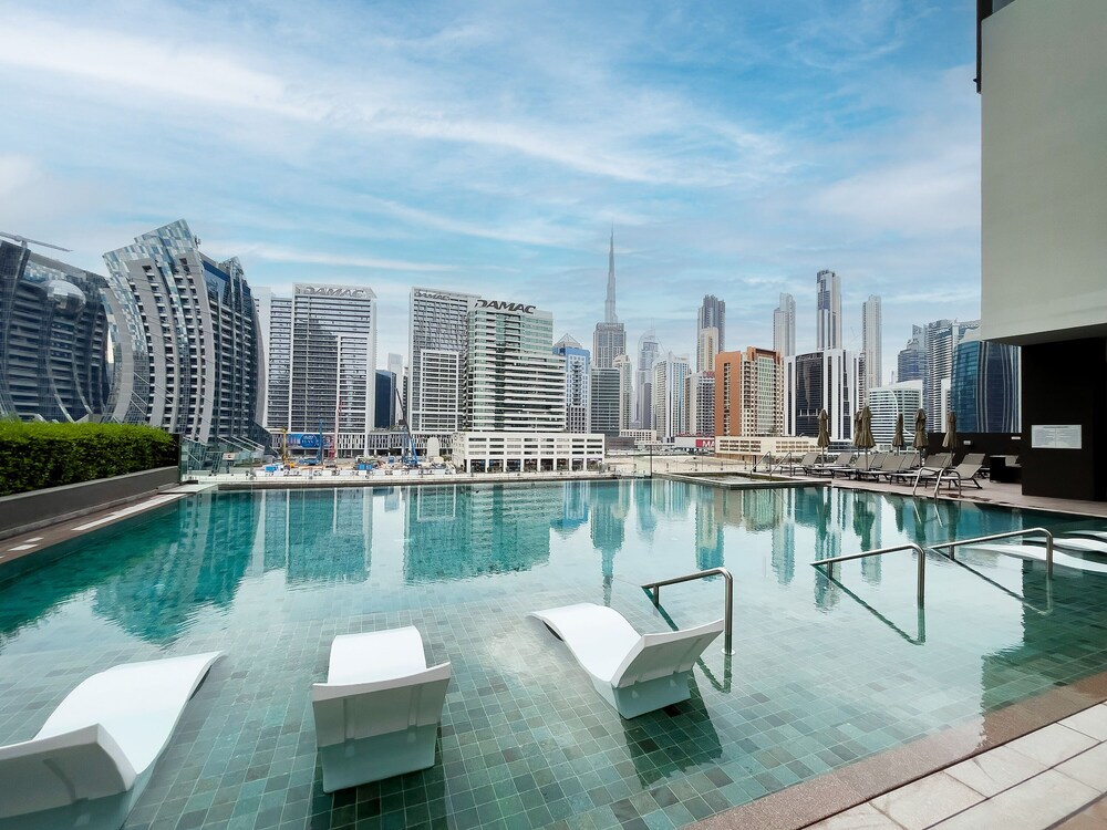 Luxe Waterfront 2BR with Canal view