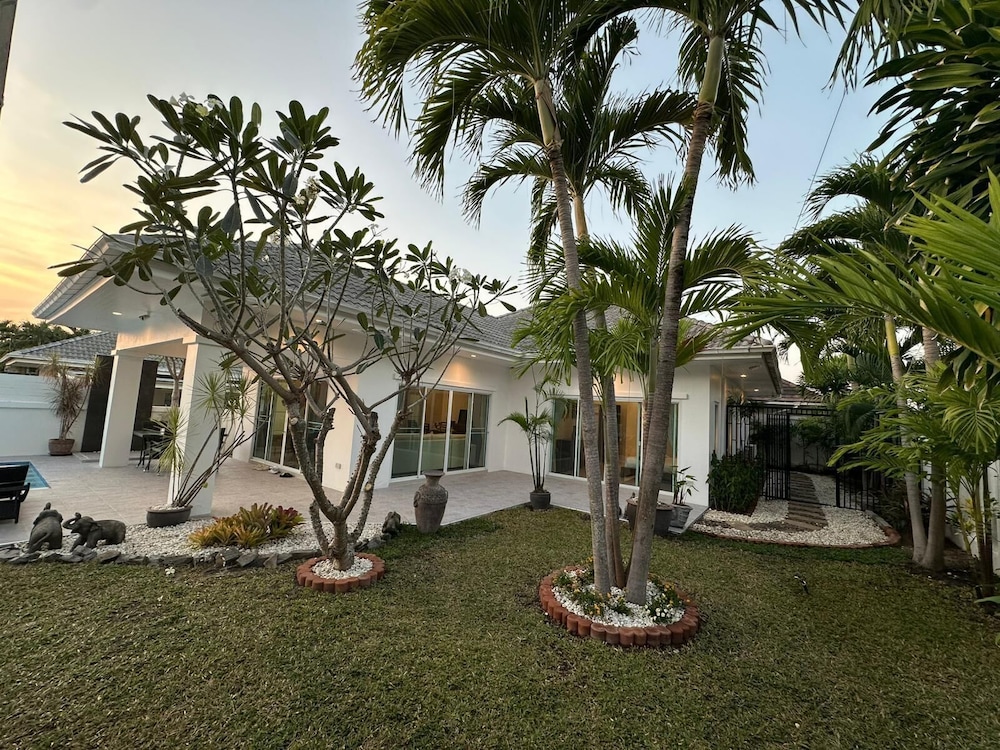 Modern Private 3 Bedroom Pool Villa GA1