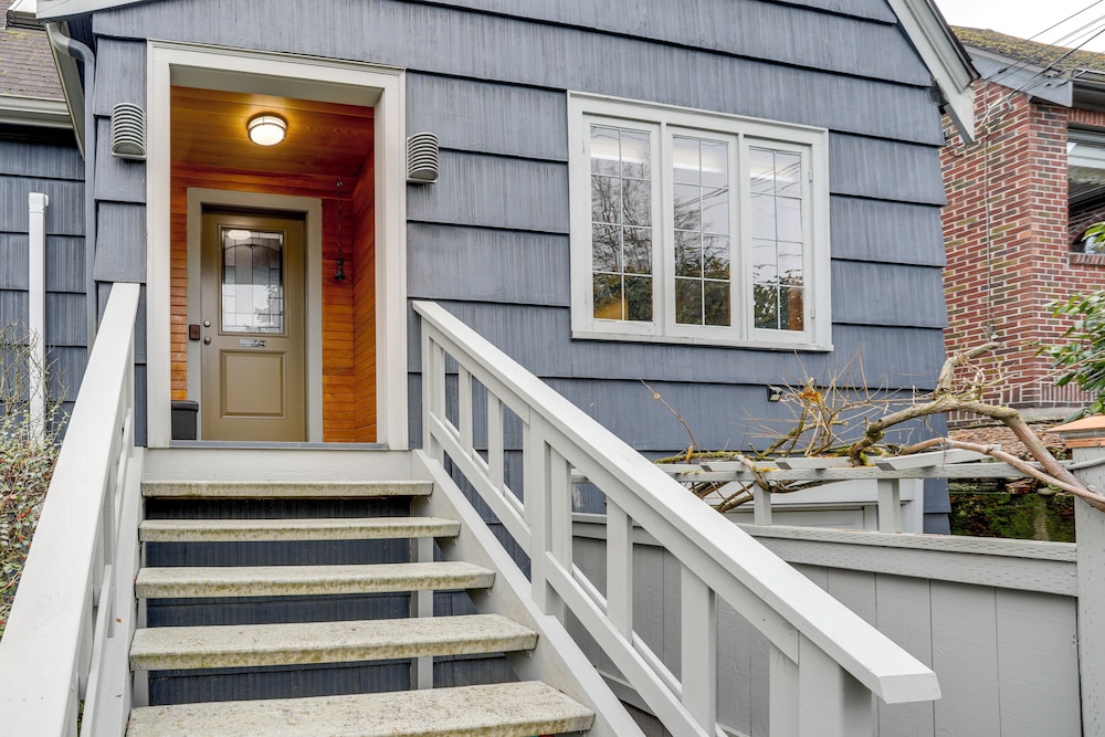 Charming Tudor-style Apt Near Green Lake!