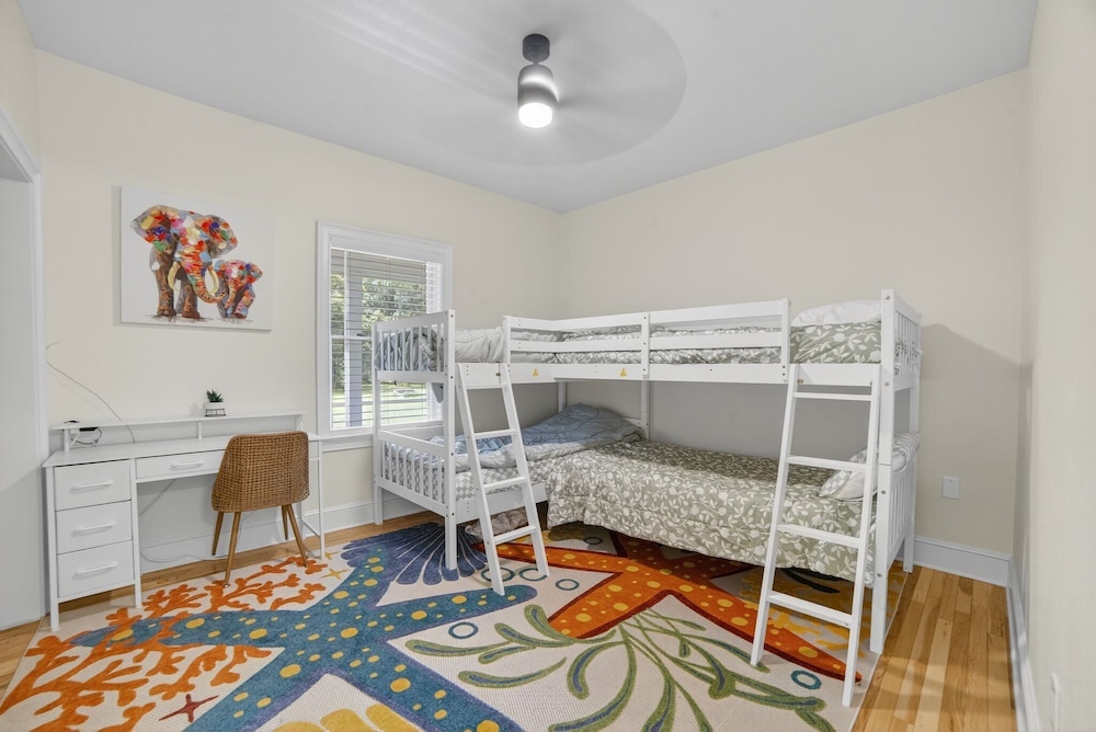 Lakeland Oasis Hot Tub, Lanai & Fire Pit 3 Bedroom Home