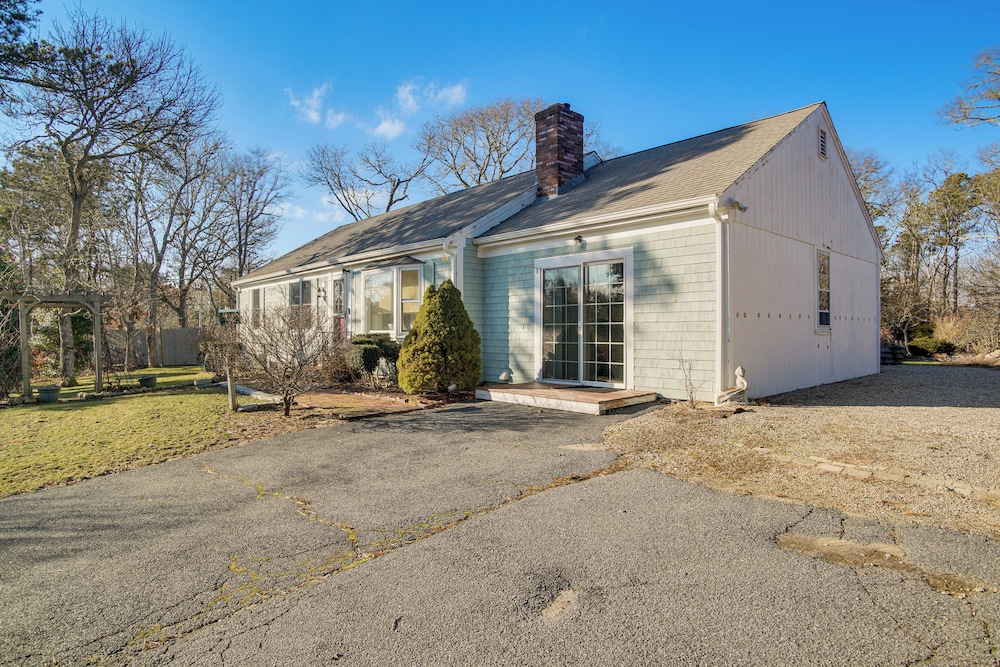 Ping-pong & Backyard: Spacious Chatham Retreat