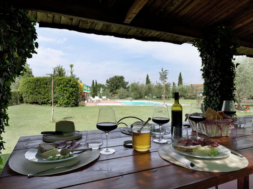 Modern Holiday Home in Foiano Della Chiana With Pool